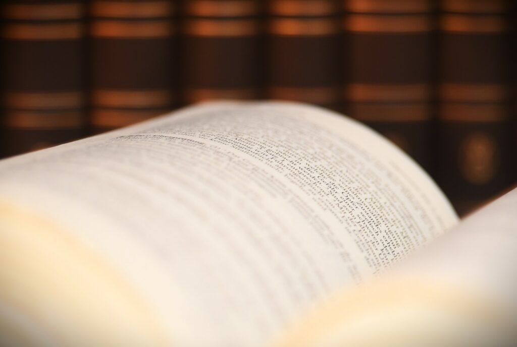 aufgeschlagenes Rechtsbuch